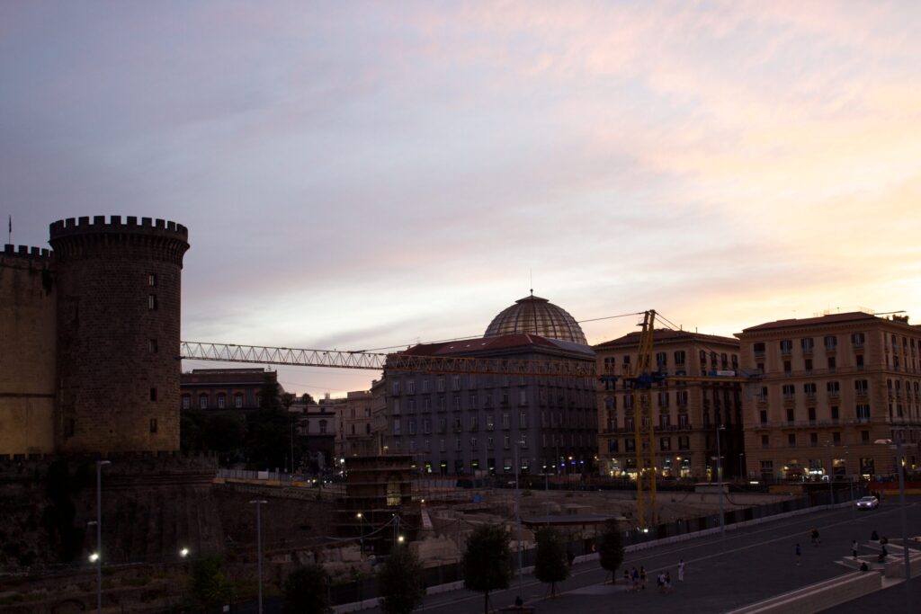 Piazza Municipio e il Maschio Angioino al tramonto, Napoli